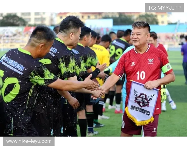 足球明星闪耀球场,独特图案球衣展现个性风采 足球明星闪耀球场,独特图案球衣展现个性风采